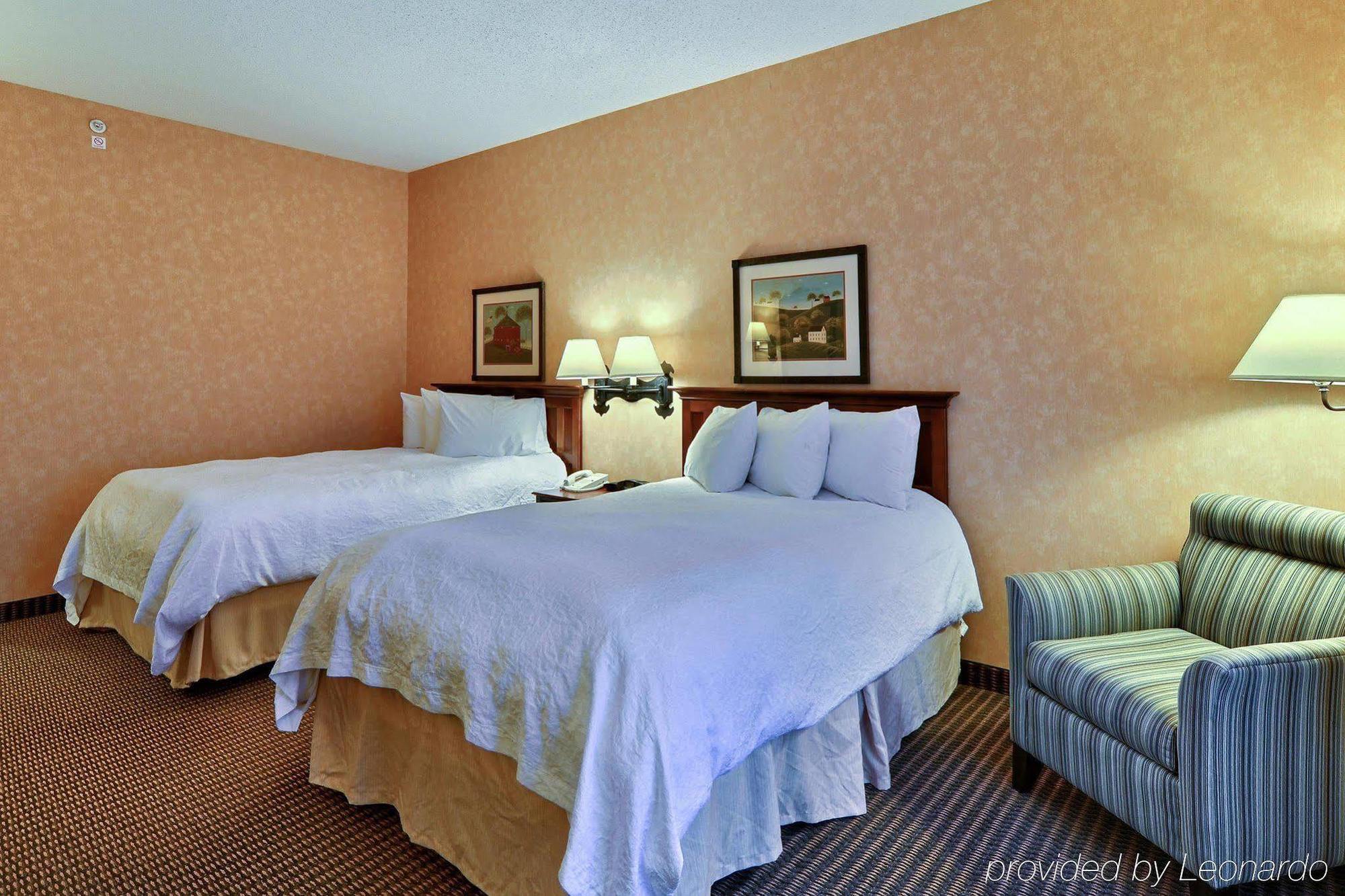 Hampton Inn & Suites State College At Williamsburg Square Exterior foto