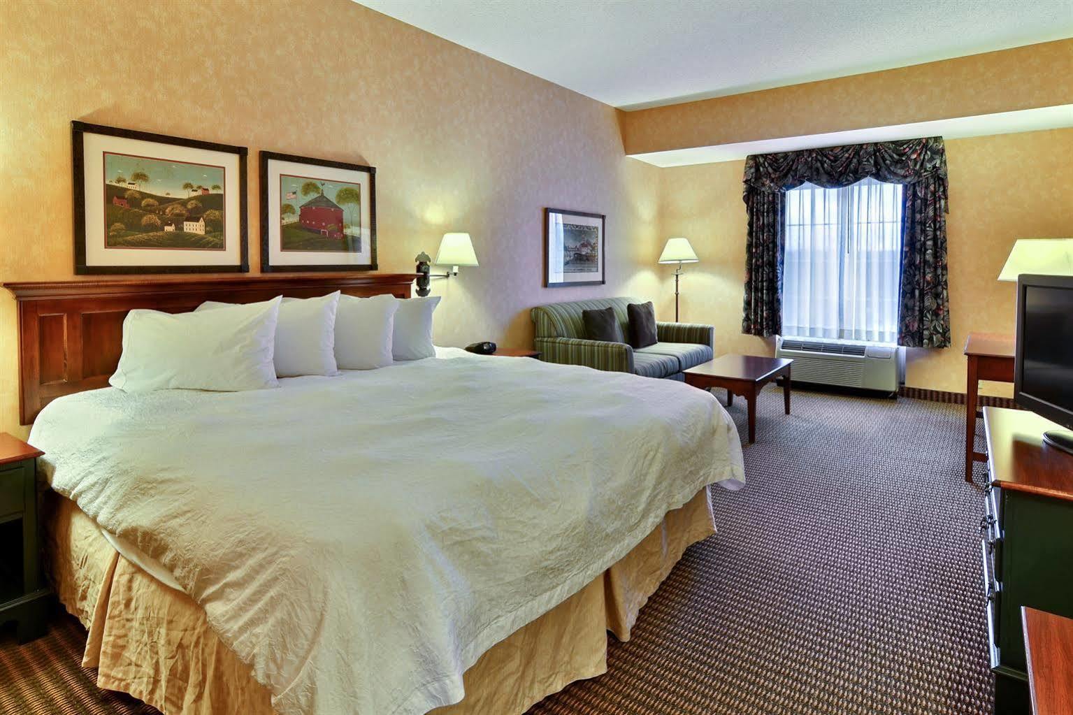 Hampton Inn & Suites State College At Williamsburg Square Exterior foto